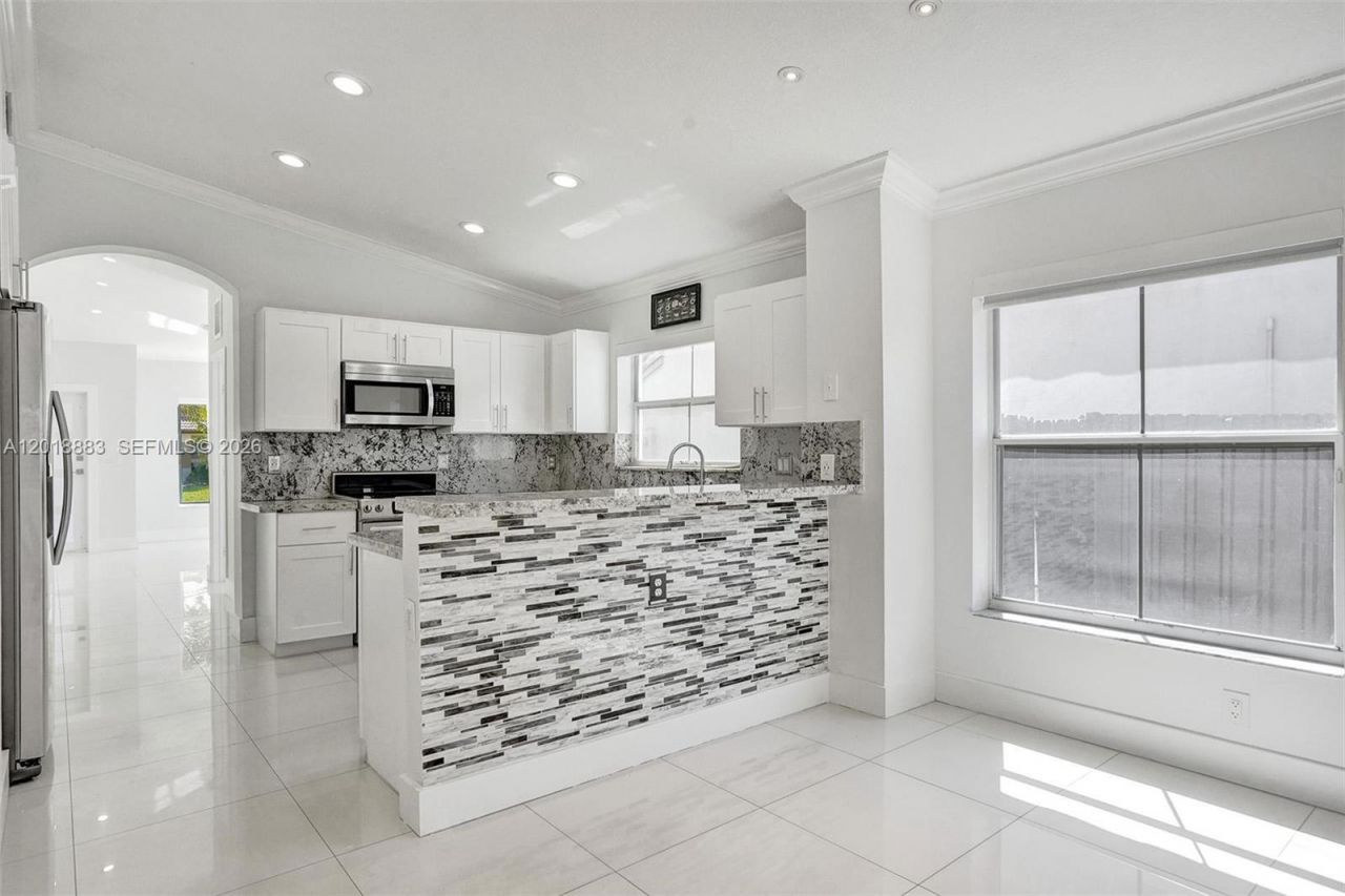 2266 NW 208th Ter , Pembroke Pines, FL 33029 Photo
