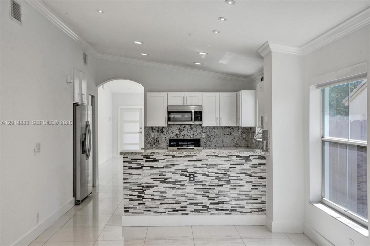 2266 NW 208th Ter , Pembroke Pines, FL 33029 Photo