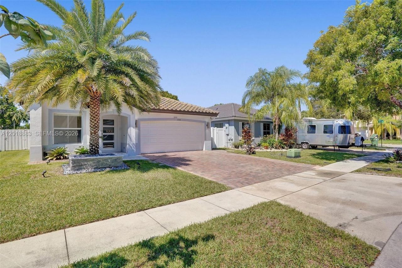 2266 NW 208th Ter , Pembroke Pines, FL 33029 Photo