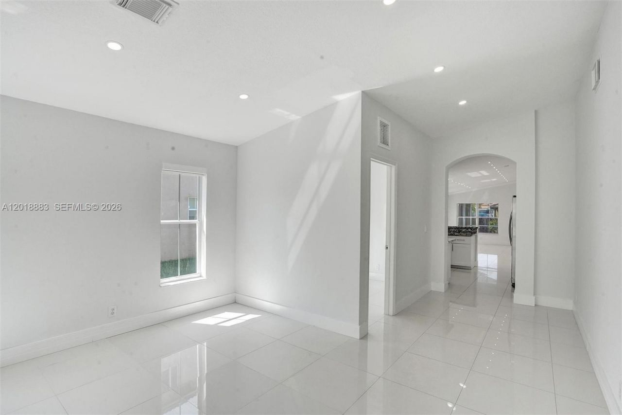 2266 NW 208th Ter , Pembroke Pines, FL 33029 Photo