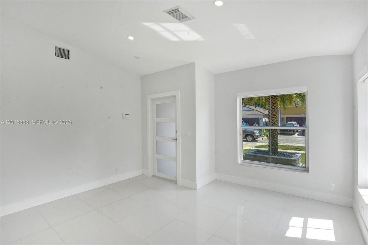 2266 NW 208th Ter , Pembroke Pines, FL 33029 Photo