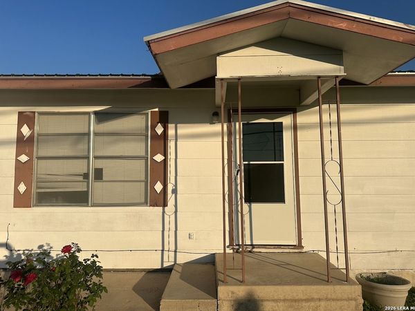 608 E WESTMEYER ST, Poth, TX 78147