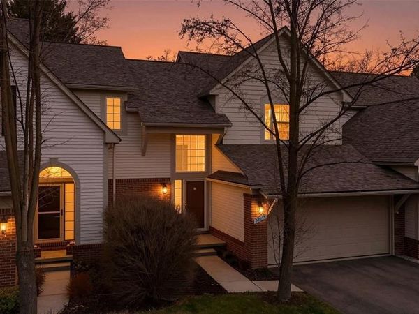 38154 Saratoga Circle, Farmington Hills, MI 48331