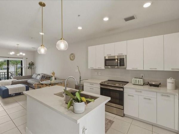 8201 NW 41st St , Unit D-205, Doral, FL 33166