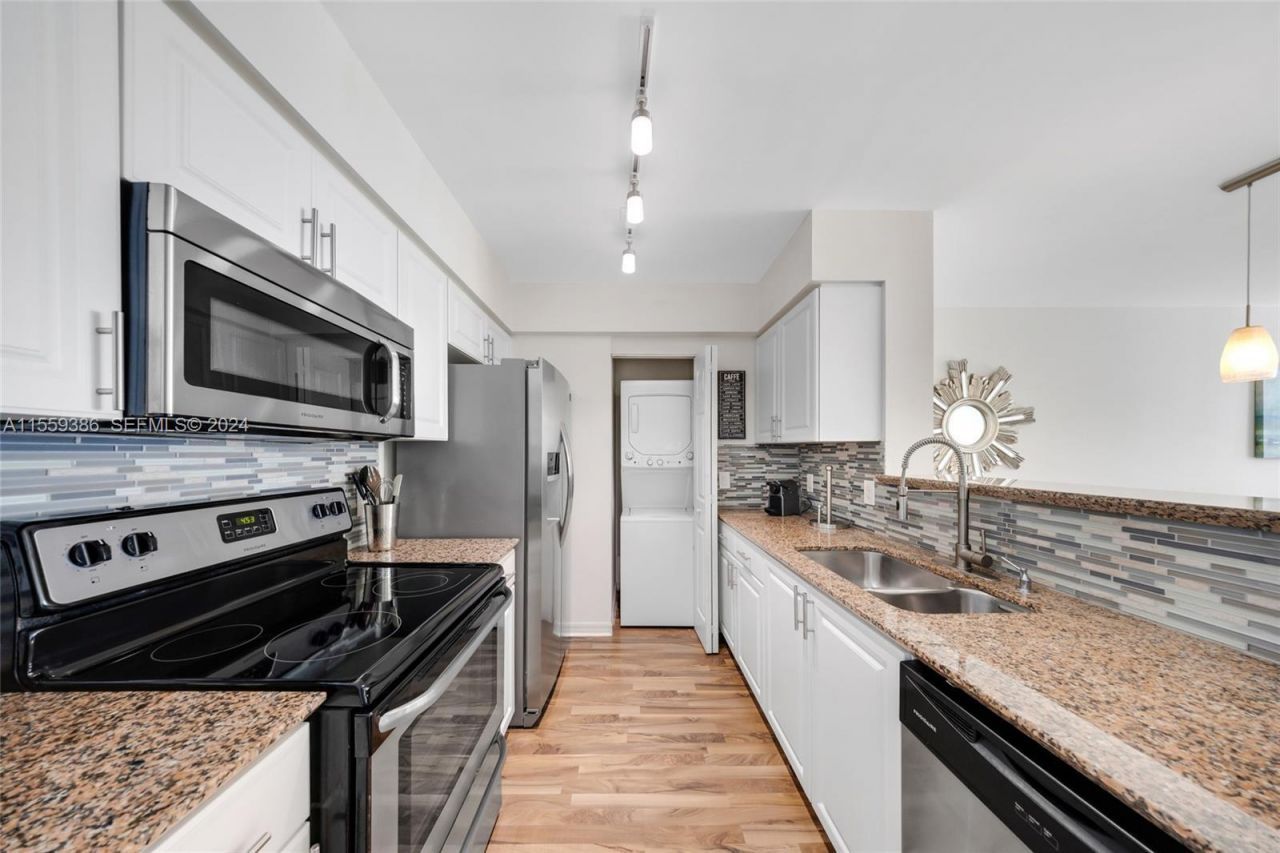 1155 Brickell Bay Drive, Unit 2207, Miami, FL 33131 Photo