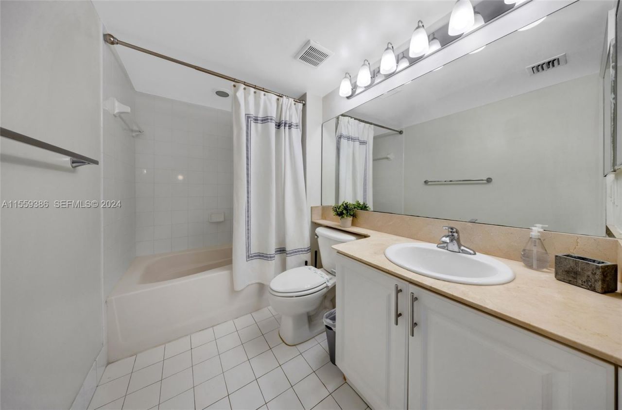 1155 Brickell Bay Drive, Unit 2207, Miami, FL 33131 Photo