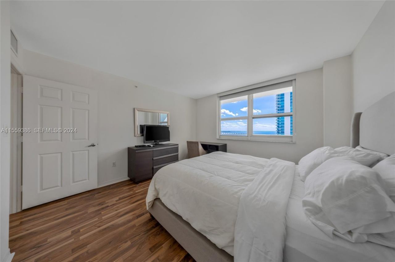 1155 Brickell Bay Drive, Unit 2207, Miami, FL 33131 Photo