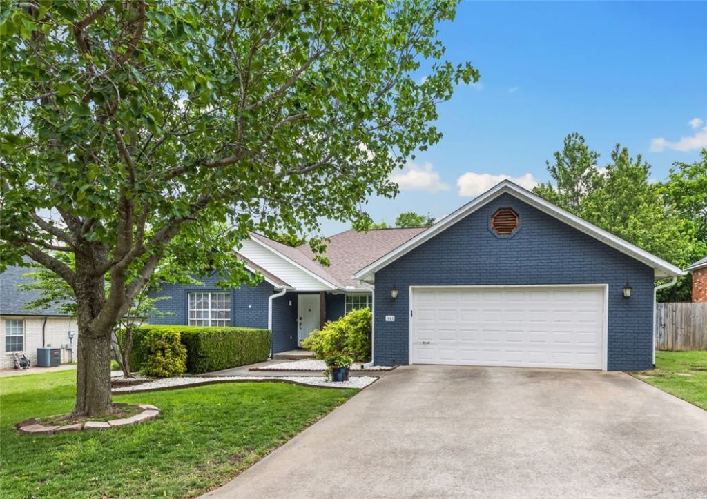 1862 N Glenbrook Place, Fayetteville, AR 72701 Main Photo