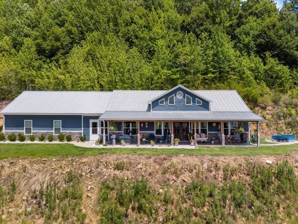 1016 Pointe of View Ln, Stewart, TN 37175