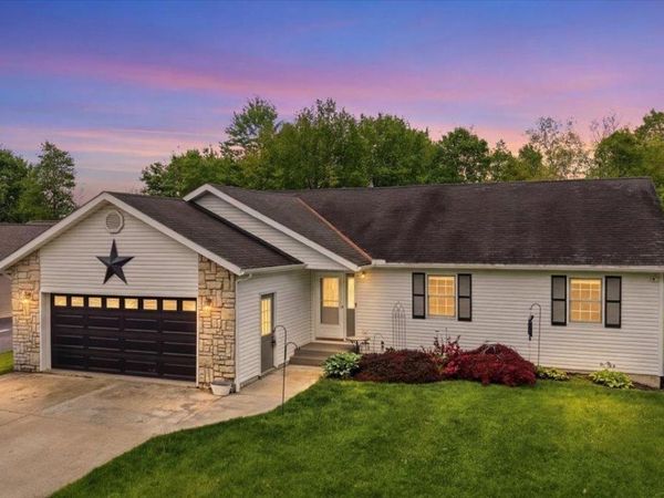 749 Country Club Dr, Howard, OH 43028