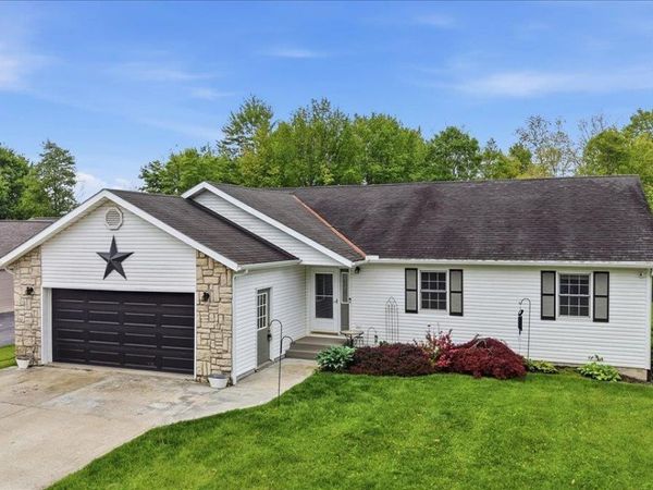 749 Country Club Dr, Howard, OH 43028