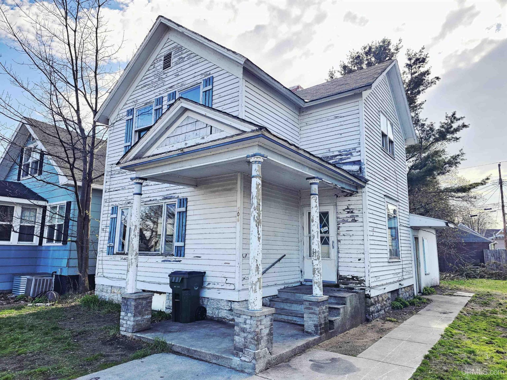 506 S 10th Street, Escanaba, MI 49829 Main Photo