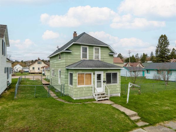 1119 N 1st Avenue, Iron River, MI 49935