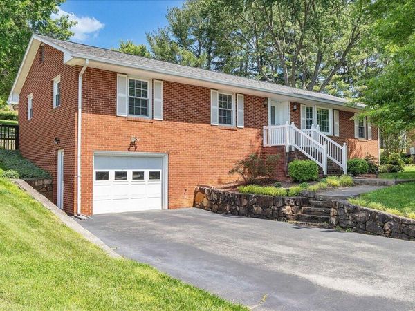 6737 Stonington RD , Roanoke, VA 24019