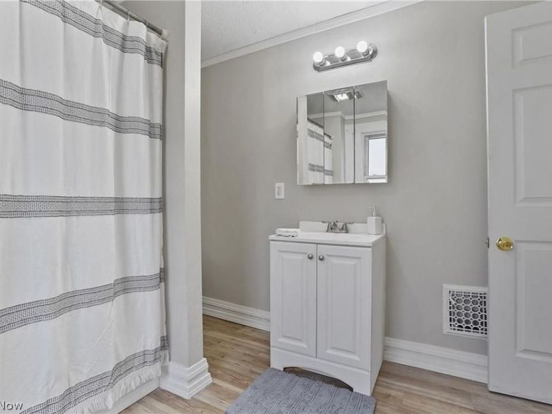 8210 Dorver Avenue , Cleveland, OH 44105 Photo 16