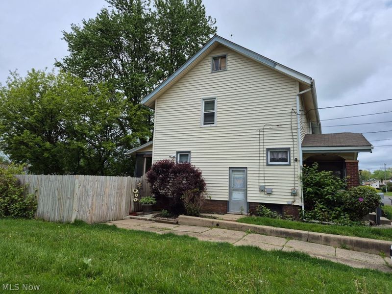 1629 Gibbs Avenue NE, Canton, OH 44705 Photo 2