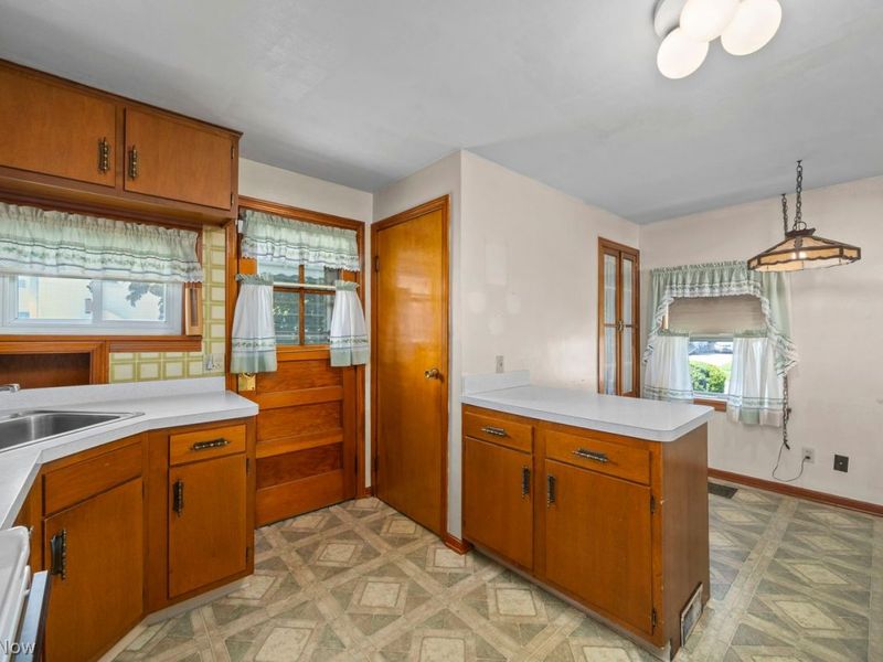 2010 Utica Avenue , Lorain, OH 44052 Photo 6