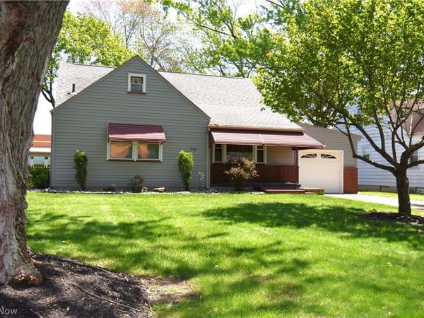 211 Parish Avenue , Hubbard, OH 44425
