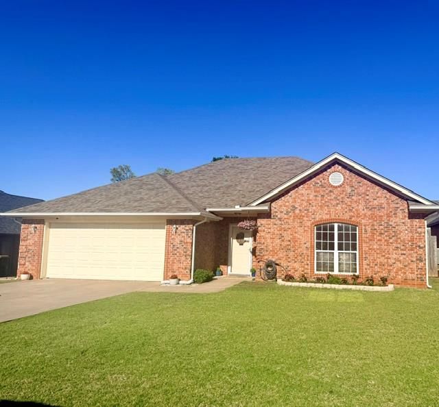 2217 University Boulevard, Chickasha, OK 73018 Main Photo