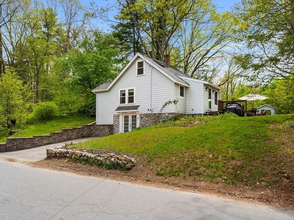 40 Lake Dr, Hamilton, MA 01982