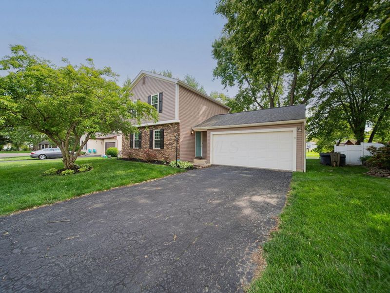 8249 Big Horn Court , Powell, OH 43065 Photo 2
