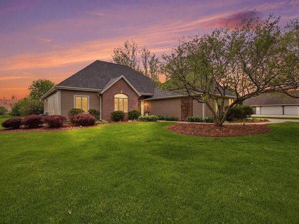 W280N8120 Black Diamond COURT, Hartland, WI 53029