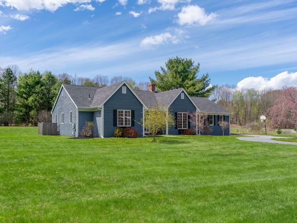 2 Meadow Lane , Falmouth, ME 04105