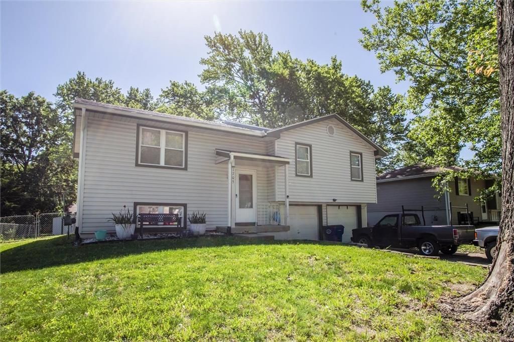 1705 SE High Drive, Oak Grove, MO 64075 Main Photo
