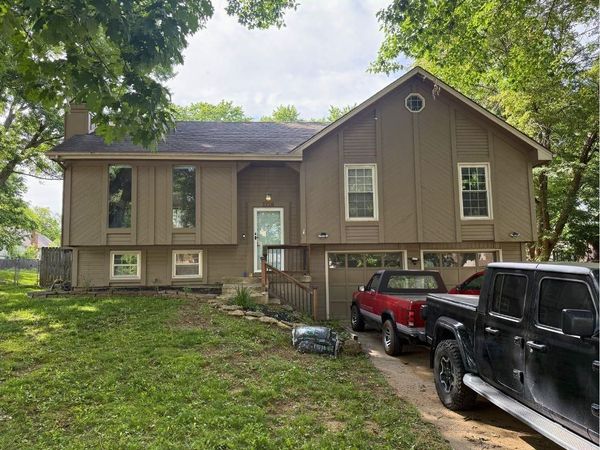 1716 E Sheridan Bridge Lane, Olathe, KS 66062