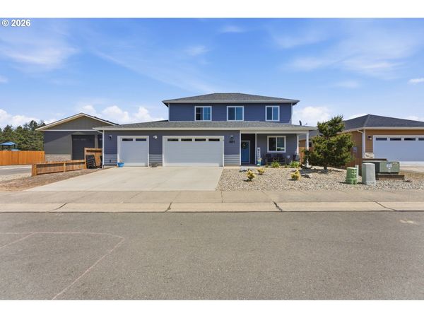 1857 Cabezon CT, North Bend, OR 97459