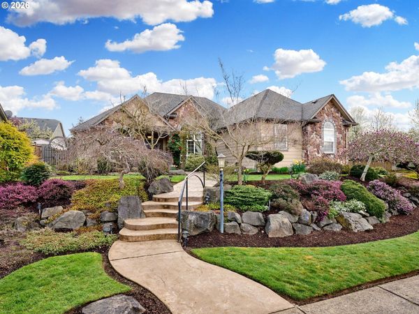 910 PIONEER DR, Silverton, OR 97381