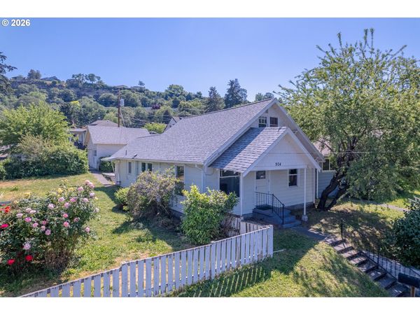904 E 14TH ST, The Dalles, OR 97058