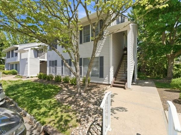 286 Kingbird Ct, Readington, NJ 08887