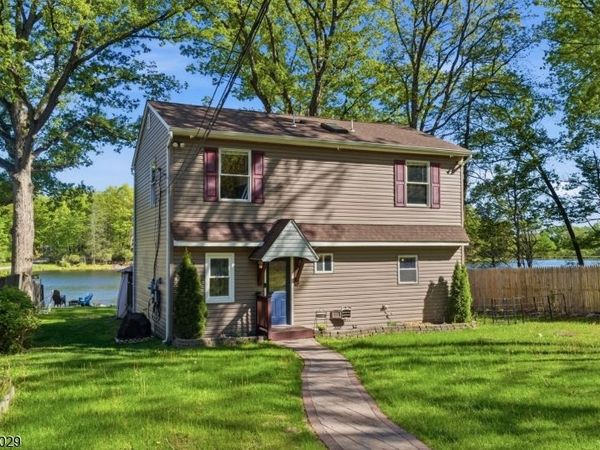931 Plymouth Lake Dr, Stillwater, NJ 07860