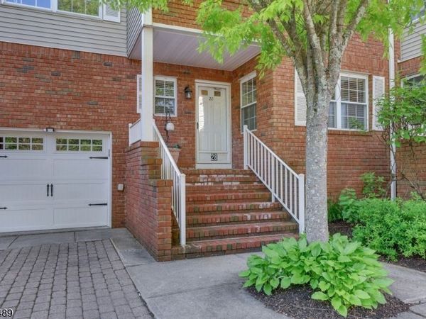 28 Berkeley Sq, Watchung, NJ 07922