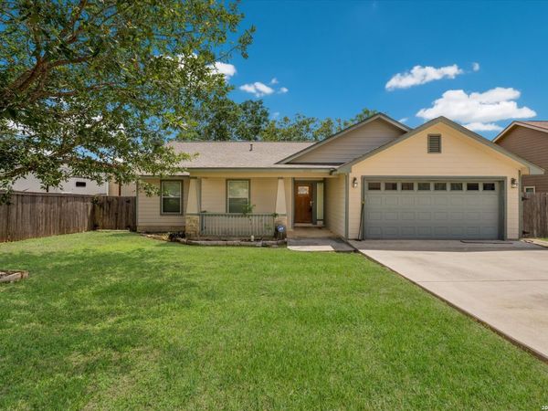 1023 3RD ST, Floresville, TX 78114