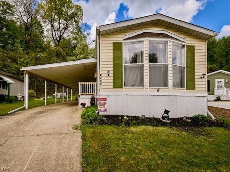 2737 Barn Drive SW, Canton, OH 44706 Photo 2
