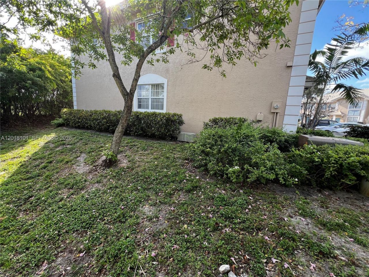 681 NW 42nd Ave, Unit -, Plantation, FL 33317 Photo