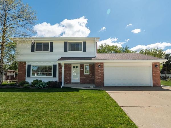 13935 Thomas DRIVE, New Berlin, WI 53151