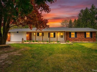 8077 Hunter Road, Bath Twp, MI 48808