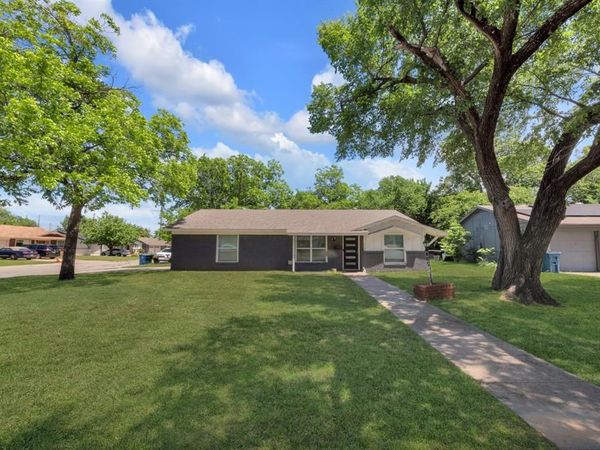 821 Lovers Lane, Grapevine, TX 76051