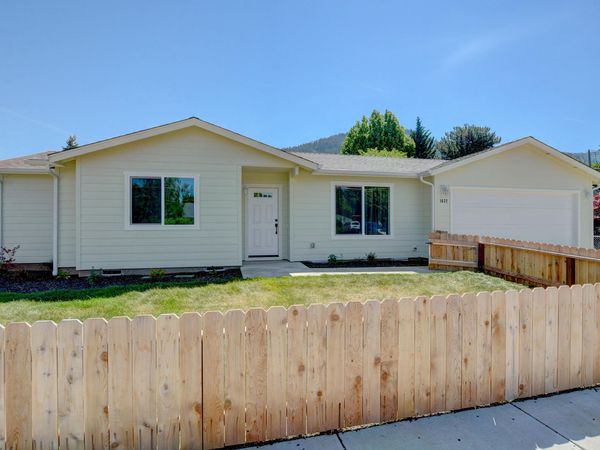 1637 Carnahan Drive, Grants Pass, OR 97527