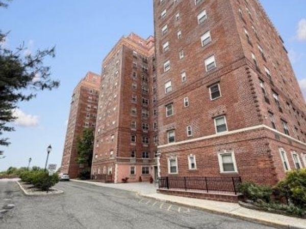 70 S Munn Ave, East Orange, NJ 07018