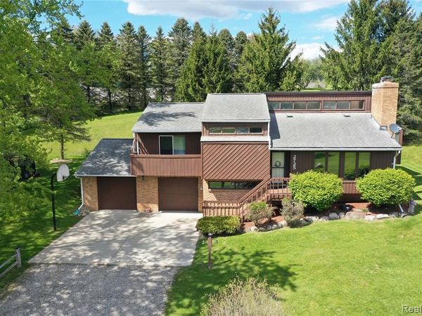 2725 Cooley Lake Road, Highland Twp, MI 48356
