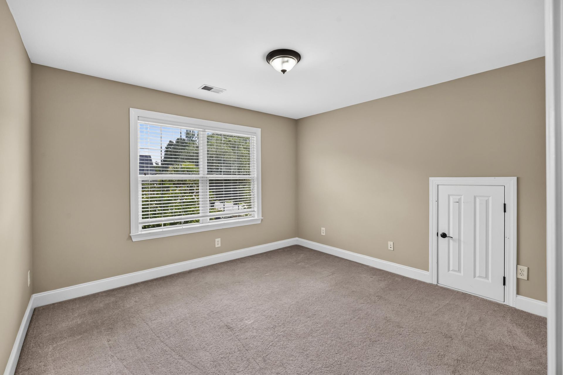 1011 Legacy Lane Photo 32