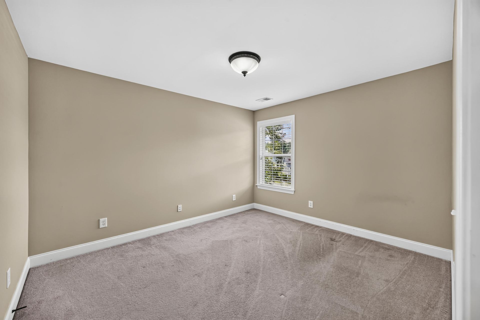 1011 Legacy Lane Photo 37