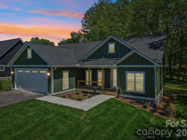 36 Haywood Crossing Drive, Hendersonville, NC 28791