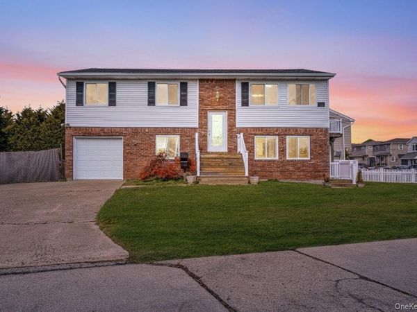 4 Bay Place , Lindenhurst, NY 11757
