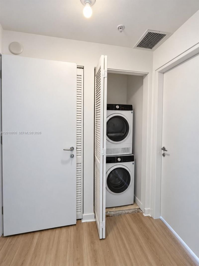300 S Biscayne Blvd, Unit T-1606, Miami, FL 33131 Photo