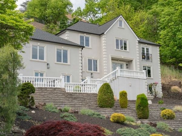 207 Eileen Dr, Cedar Grove, NJ 07009